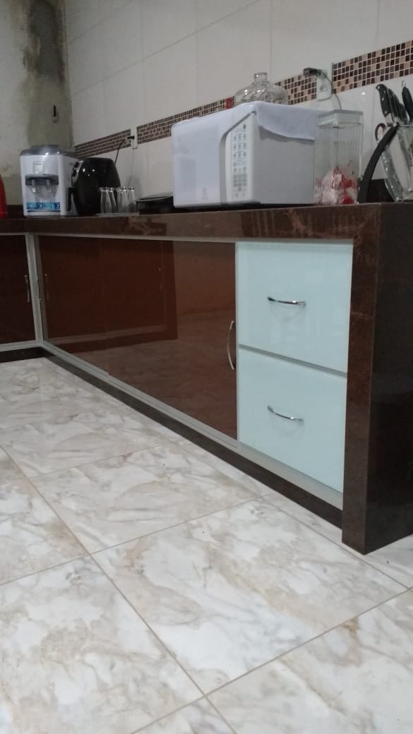 ARAMARIO EM VIDRO MARROM COM BRANCO.jpeg ARAMARIO EM VIDRO MARROM COM BRANCO.jpeg